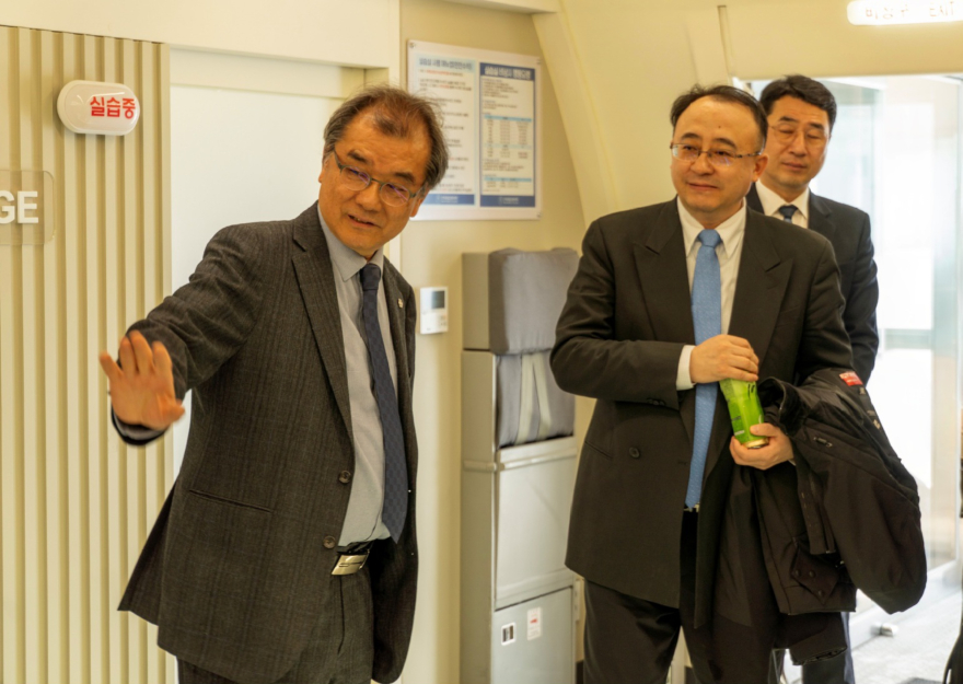 김성찬 총장의 안내로 대학 시설을 관람하는 왕쉰 지사장.jpg