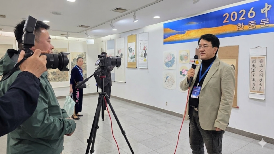 신광순 한중 대표작가 초대전 전시 총감독이 중국 관영 TV 방송국 인터뷰에 응하고 있다..png