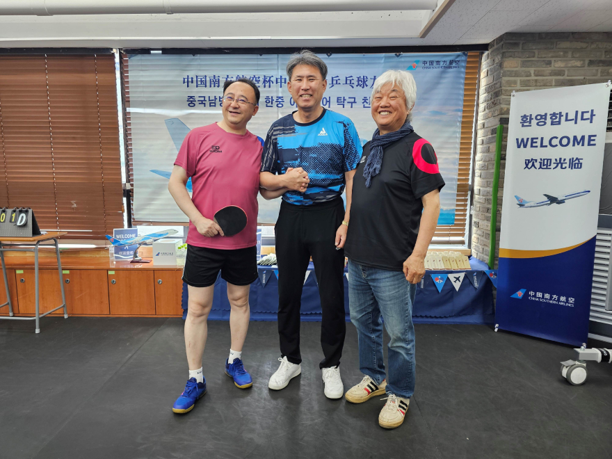 사진 좌로부터 왕쉰 중국 남방항공 한국대표, 안재형 전 한국 국가대표 탁구선수, 국내인 유일 칭화대 교수 출신인 차홍규 한중미술협회장.jpg