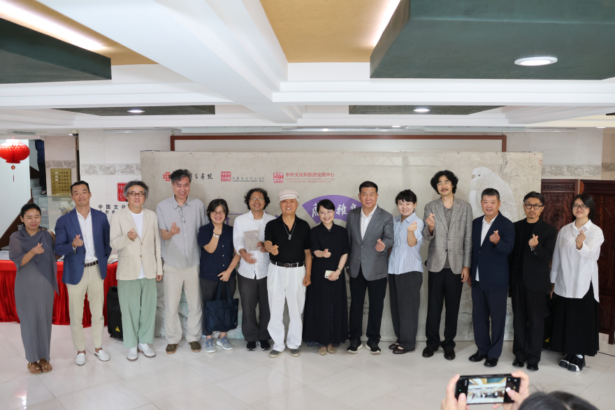 개막 행사에서 한중예술인들이 한자리에서 기념촬영. 사진제공 중국문화원.JPG