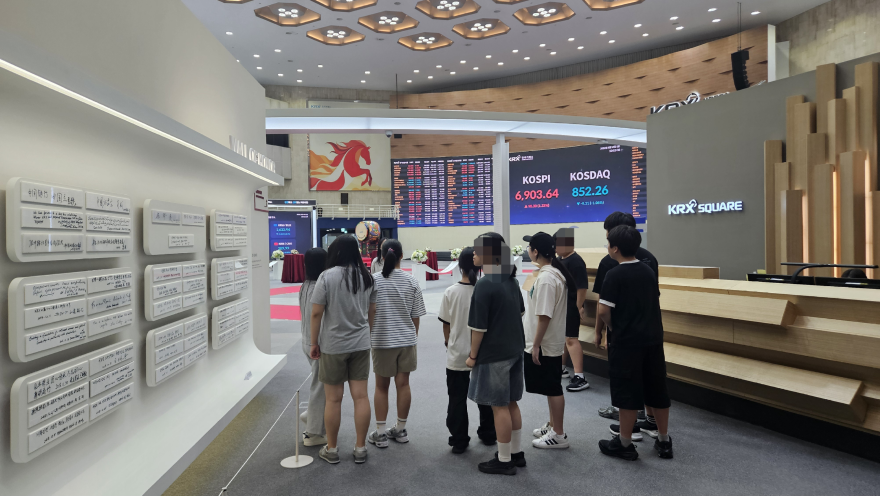 한국거래소 방문하여 '청소년 증권교실' 참여를 통한 증권시장의 역활과 기업의 성장, 투자와 위험의 관계 학습.  방문 교육.  사진 제공, 면목중학교 (1).png