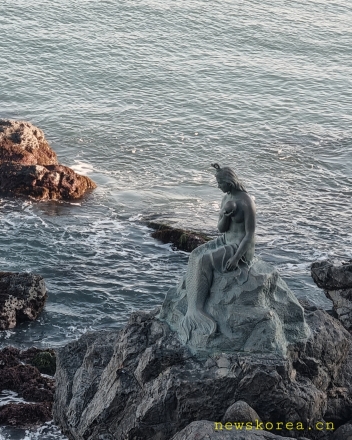 [한중연합일보=현장탐방] 거친 파도 너머 ‘나란다’의 비원(悲願), 해운대 인어상에 깃든 천년의 향수